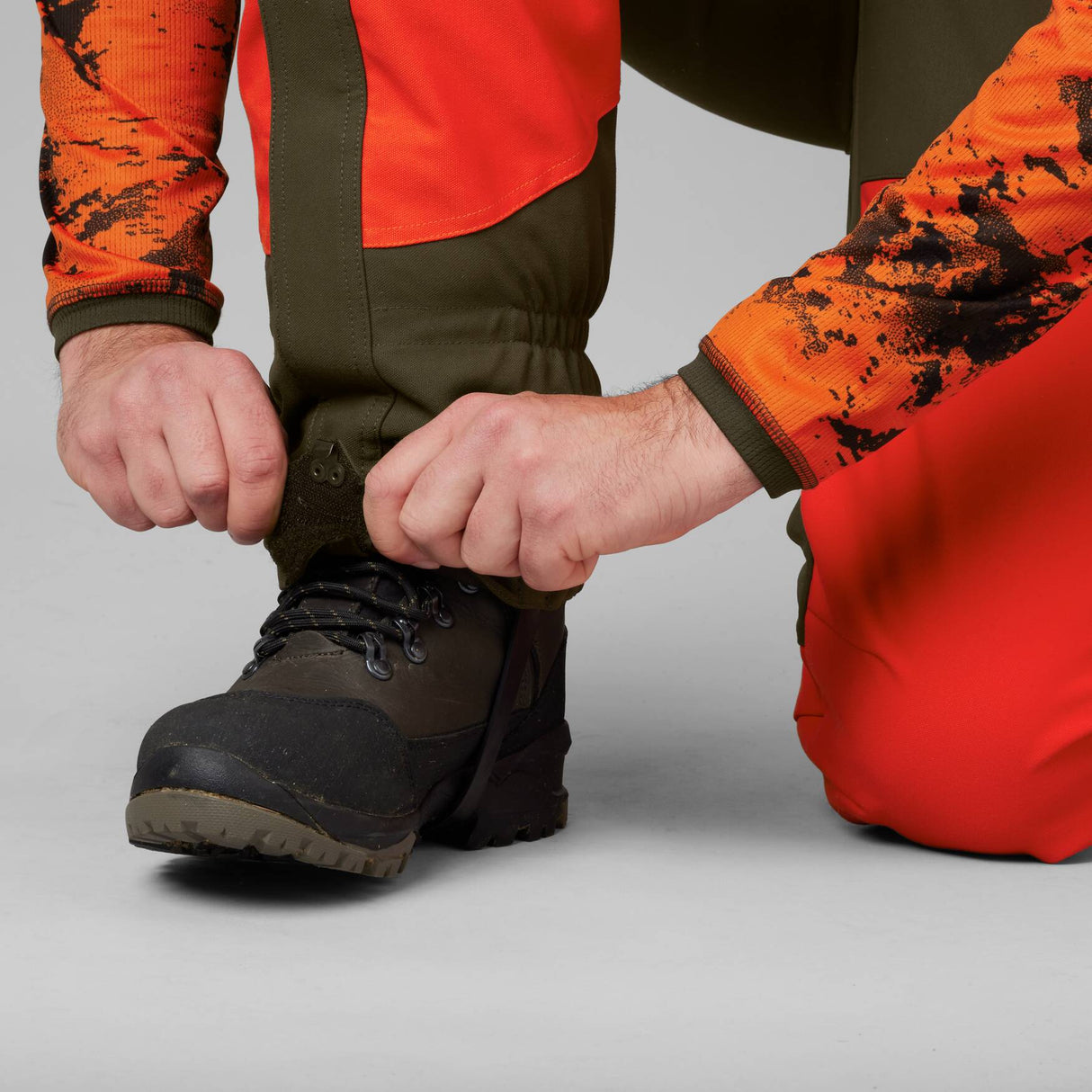 Härkila Wildboar Pro gaiters - Orange blaze/Willow green